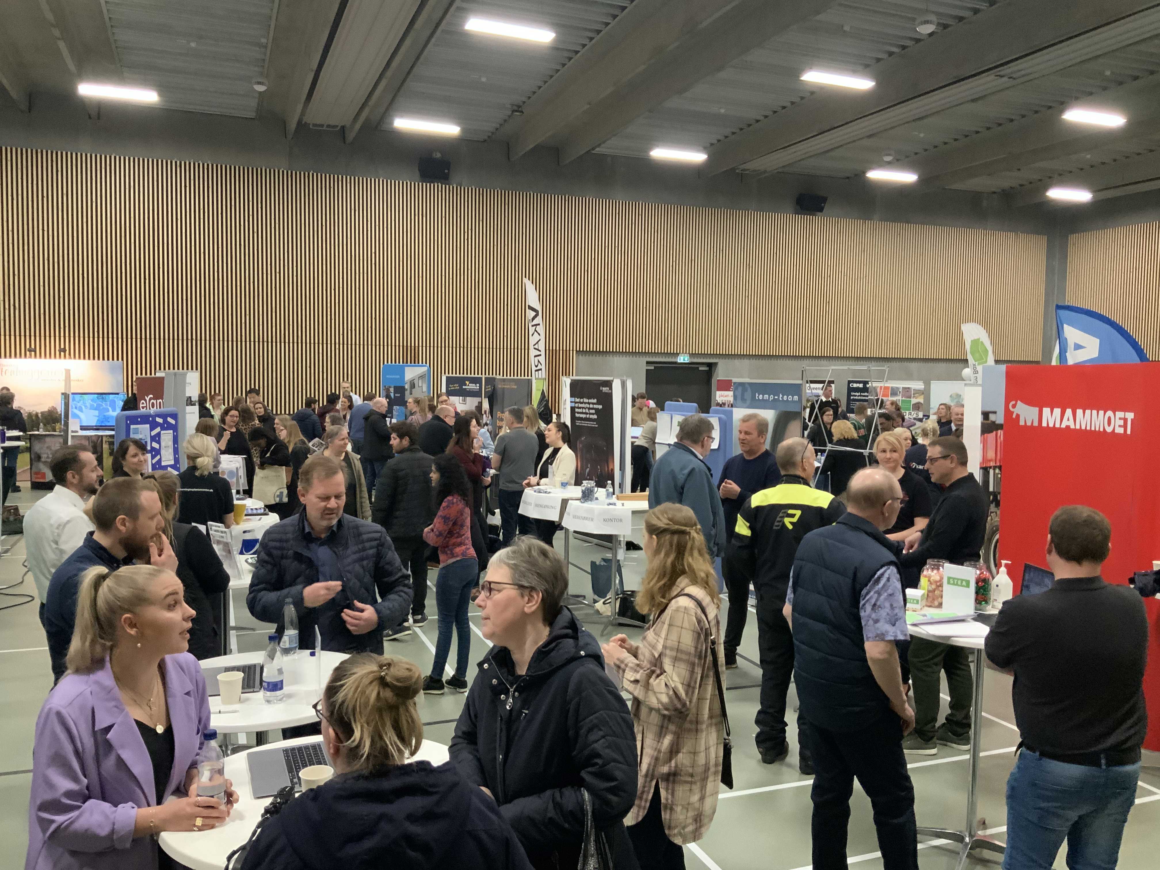 Billede fra mennesker på jobmessen